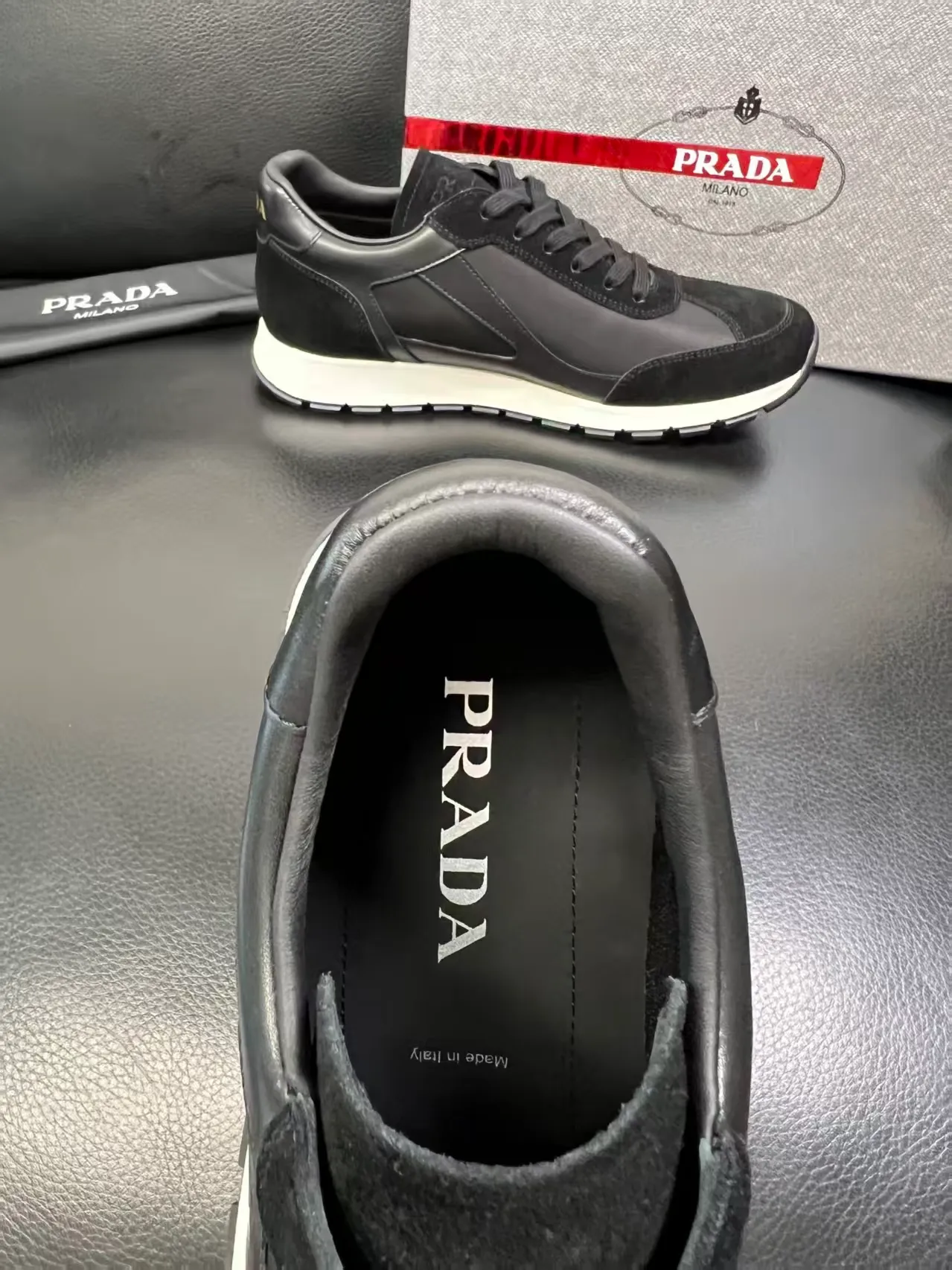 P440 38-45 Prada Prada’s new men’s leather sneakers, the highest version on the market, any comparison is welcome🆚! The original leather has excellent texture and is super high-end! Fetal sheep net lining imported from Italy, removable pad! Luxurious materials and fine workmanship, highly recommended! No. 058